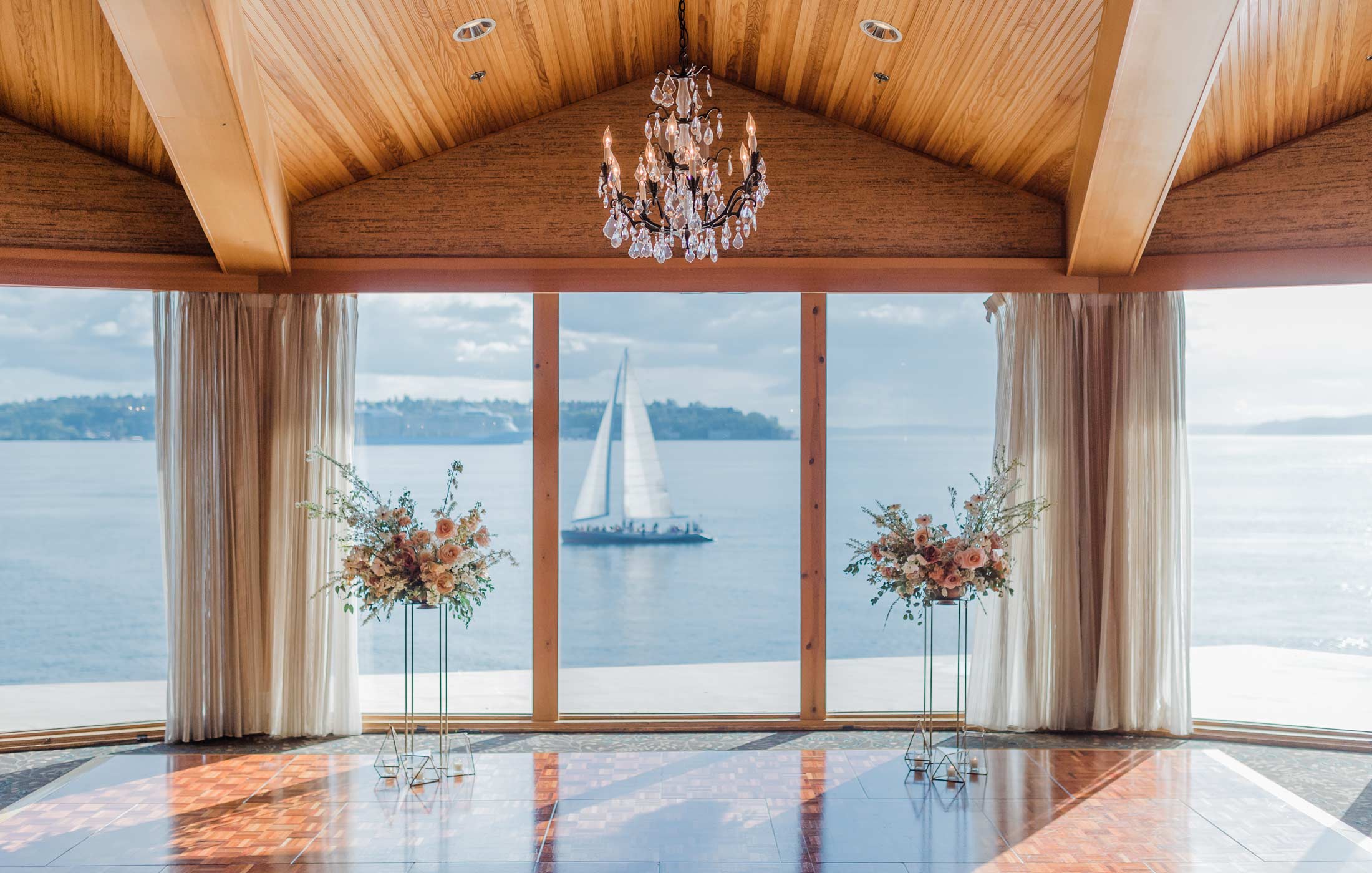 Seattle, WA: Urban weddings with a backdrop of natural beauty. image