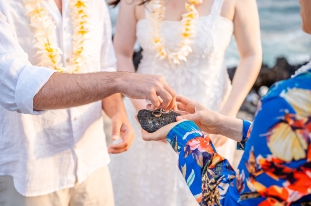 Tropical Luxury Weddings: Choosing Between Hawaii and Miami image